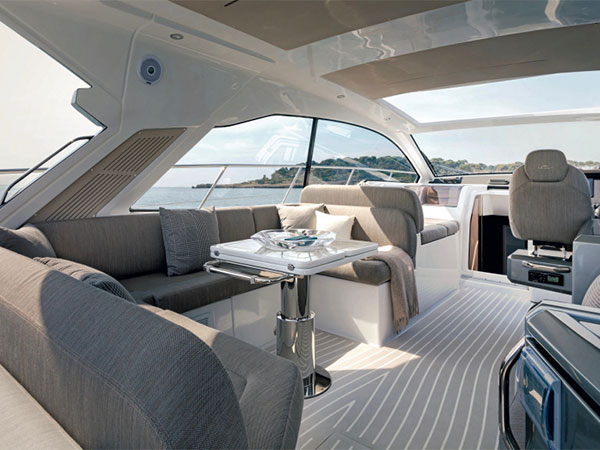 يخت Atlantis 51 من Azimut ينشر التوازن الحسي على المياه